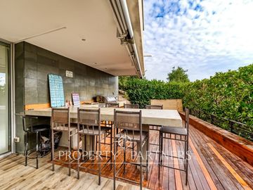 Amplio Duplex con jardín y excelente conectividad, San Carlos de Apoquindo.