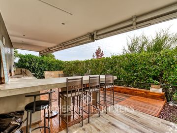 Amplio Duplex con jardín y excelente conectividad, San Carlos de Apoquindo.