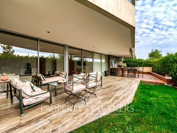 Amplio Duplex con jardín y excelente conectividad, San Carlos de Apoquindo.