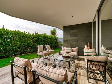 Amplio Duplex con jardín y excelente conectividad, San Carlos de Apoquindo.