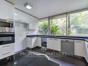 Amplio Duplex con jardín y excelente conectividad, San Carlos de Apoquindo.