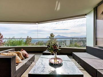 Amplio Duplex con jardín y excelente conectividad, San Carlos de Apoquindo.