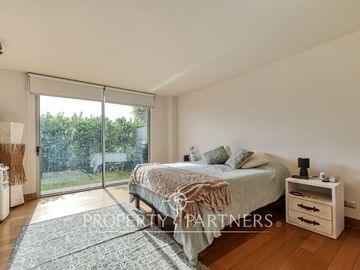 Amplio Duplex con jardín y excelente conectividad, San Carlos de Apoquindo.