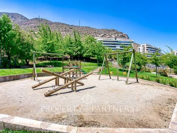 Amplio Duplex con jardín y excelente conectividad, San Carlos de Apoquindo.