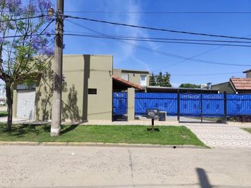 Casa en venta - 3 Dormitorios 4 Baños - Cochera - 251Mts2 - Merlo