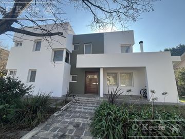 Casa en venta en uno de los Barrios Centrales en Abril C.C, Guillermo Hudson, Berazategui - Apto Credito