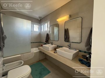 Casa en venta en uno de los Barrios Centrales en Abril C.C, Guillermo Hudson, Berazategui - Apto Credito