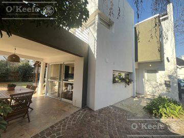 Casa en venta en uno de los Barrios Centrales en Abril C.C, Guillermo Hudson, Berazategui - Apto Credito
