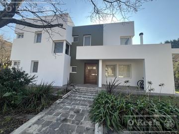 Casa en venta en uno de los Barrios Centrales en Abril C.C, Guillermo Hudson, Berazategui - Apto Credito