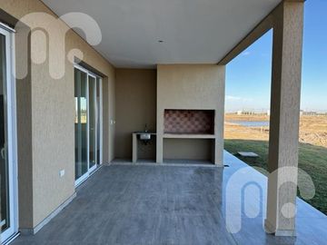 LA ENRIQUETA VENTA CASA EN BARRIO CERRADO