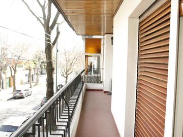 Venta Casa  8 ambientes en Coghlan | jardin | cochera