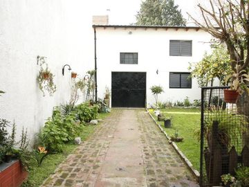 Venta Casa  8 ambientes en Coghlan | jardin | cochera