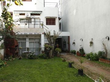 Venta Casa  8 ambientes en Coghlan | jardin | cochera