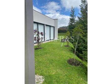 ¡Vive El Confort y el Estilo En Tu Nuevo Hogar! Casa De Ensueño Con Zona Bbq A Solo 40 Minutos De Medellín Por $1.800 Millones