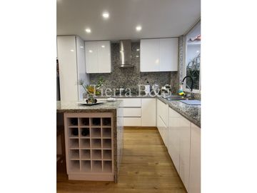 Exclusiva Vivienda Unifamiliar con Jardín, Jacuzzi y Balcón en Conjunto Cerrado