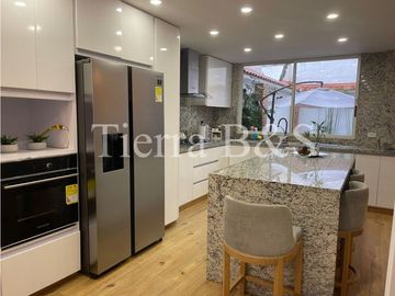 Exclusiva Vivienda Unifamiliar con Jardín, Jacuzzi y Balcón en Conjunto Cerrado