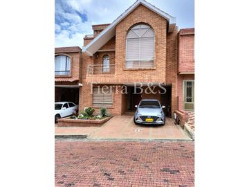 Exclusiva Vivienda Unifamiliar con Jardín, Jacuzzi y Balcón en Conjunto Cerrado