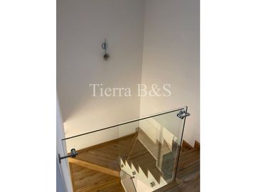 Exclusiva Vivienda Unifamiliar con Jardín, Jacuzzi y Balcón en Conjunto Cerrado