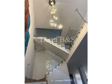 Exclusiva Vivienda Unifamiliar con Jardín, Jacuzzi y Balcón en Conjunto Cerrado