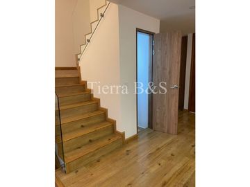 Exclusiva Vivienda Unifamiliar con Jardín, Jacuzzi y Balcón en Conjunto Cerrado