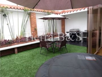 Exclusiva Vivienda Unifamiliar con Jardín, Jacuzzi y Balcón en Conjunto Cerrado