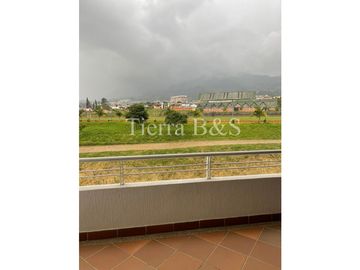 Exclusiva Vivienda Unifamiliar con Jardín, Jacuzzi y Balcón en Conjunto Cerrado