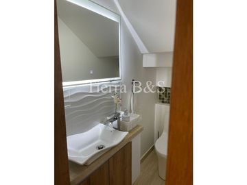 Exclusiva Vivienda Unifamiliar con Jardín, Jacuzzi y Balcón en Conjunto Cerrado