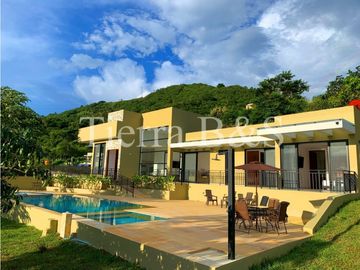 ¡Estrena Tu Paraíso Sostenible: Energía Solar, Piscina y Vista Espectacular por $1.500 Millones!
