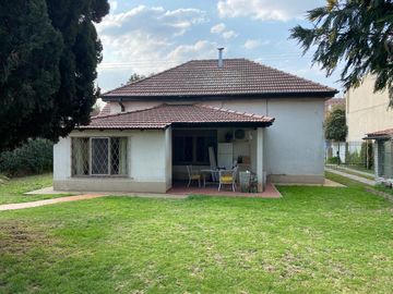 Chalet sobre dos lotes a 1/2 cuadra de Av Hipolito Yrigoyen!