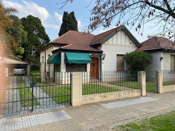 Chalet sobre dos lotes a 1/2 cuadra de Av Hipolito Yrigoyen!