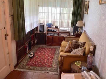 Chalet sobre dos lotes a 1/2 cuadra de Av Hipolito Yrigoyen!