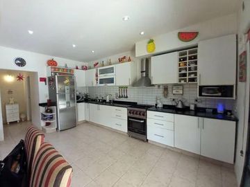 Venta Casa con Piscina en Maquinista Savio Escobar