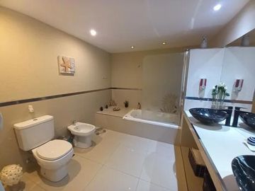 Venta Casa con Piscina en Maquinista Savio Escobar
