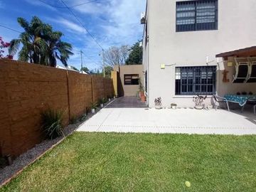 Venta Casa con Piscina en Maquinista Savio Escobar