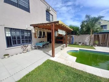 Venta Casa con Piscina en Maquinista Savio Escobar