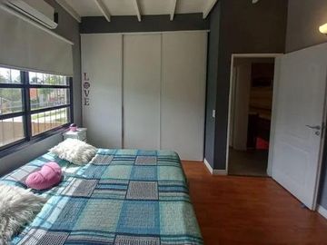 Venta Casa con Piscina en Maquinista Savio Escobar