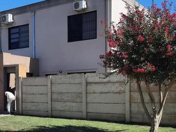 Venta Casa con Piscina en Maquinista Savio Escobar
