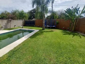 Venta Casa con Piscina en Maquinista Savio Escobar