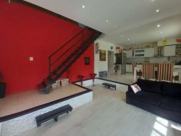 Venta Casa con Piscina en Maquinista Savio Escobar