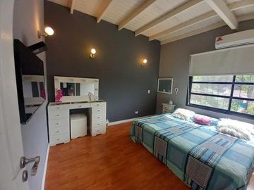 Venta Casa con Piscina en Maquinista Savio Escobar
