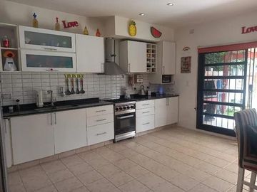 Venta Casa con Piscina en Maquinista Savio Escobar