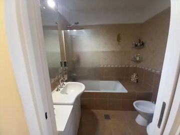 Venta Casa con Piscina en Maquinista Savio Escobar
