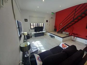 Venta Casa con Piscina en Maquinista Savio Escobar