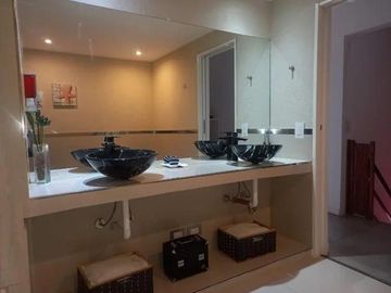 Venta Casa con Piscina en Maquinista Savio Escobar