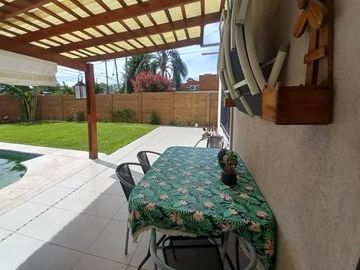Venta Casa con Piscina en Maquinista Savio Escobar
