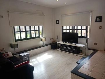 Venta Casa con Piscina en Maquinista Savio Escobar