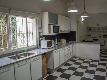 Casa tradicional con excelente distribución y muy buena orientación