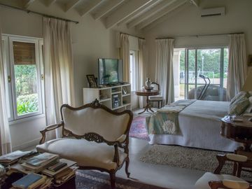 Casa tradicional con excelente distribución y muy buena orientación