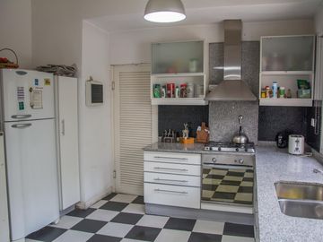 Casa tradicional con excelente distribución y muy buena orientación