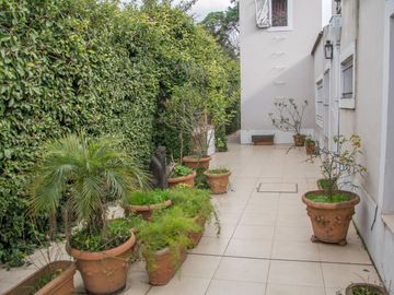 Casa tradicional con excelente distribución y muy buena orientación